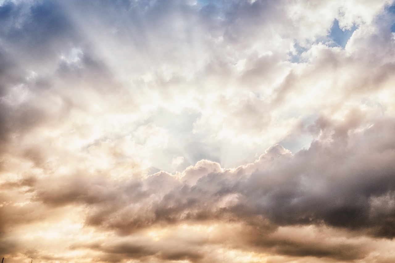 Σύννεφα στον ουρανό με ακτίνες ηλίου να τα διαπερνούν